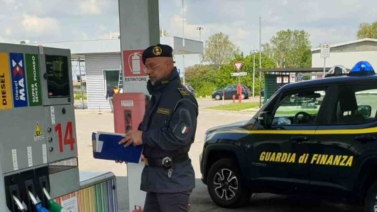 guardia-finanza-controllo prezzi-carburante-tuttosuimotori.it