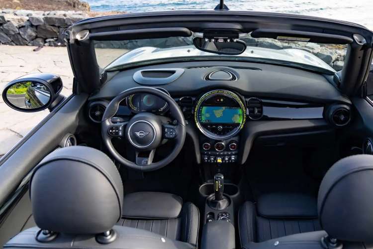 interni-2023-mini-cooper-se-convertible-tuttosuimotori.it