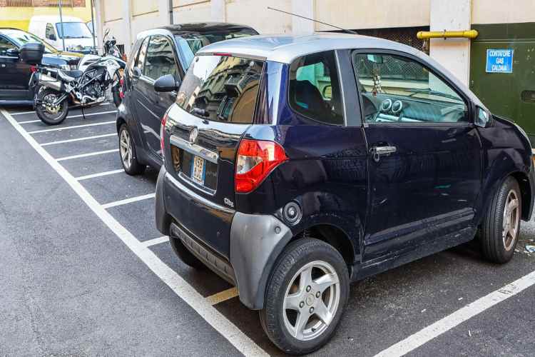 microcar parcheggiate - tuttosuimotori.it