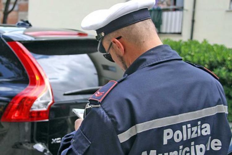 multa-polizia-vetri-appannati-tuttosuimotori.it