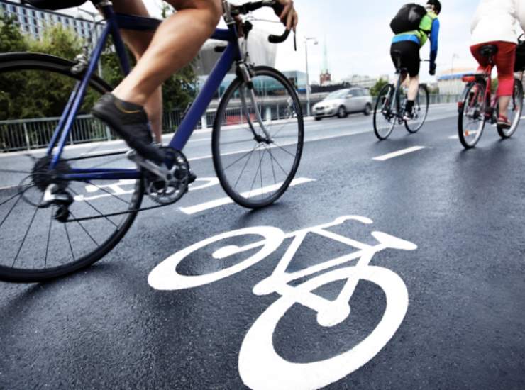 Ciclisti su strada