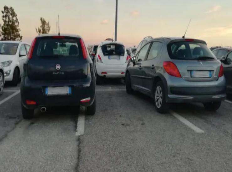 Parcheggiare a cavallo delle strisce, un'infrazione