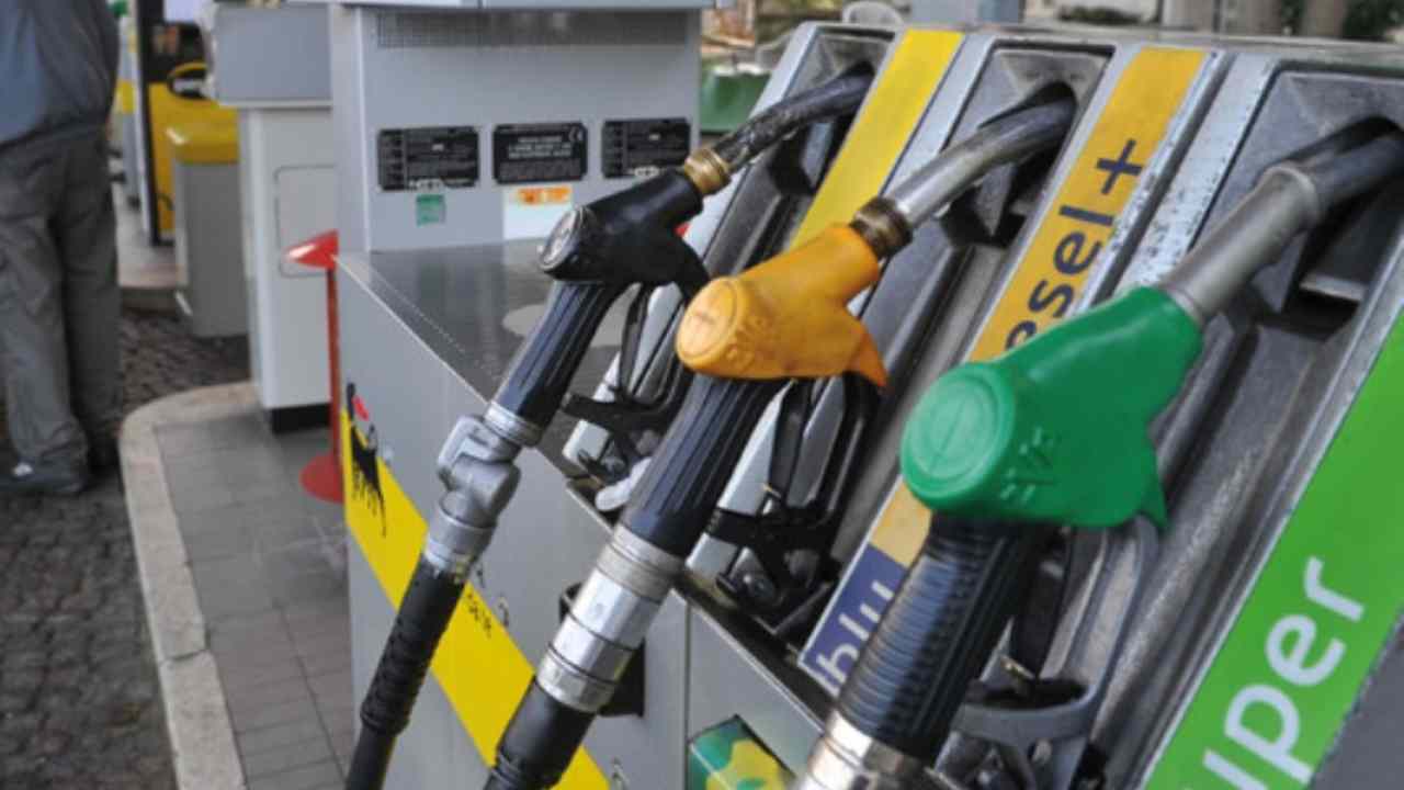 caro-benzina-distributore-tuttosuimotori.it