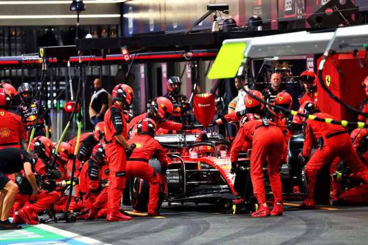 leclerc-ferrari-pitstop-arabia-tuttosuimotori.it