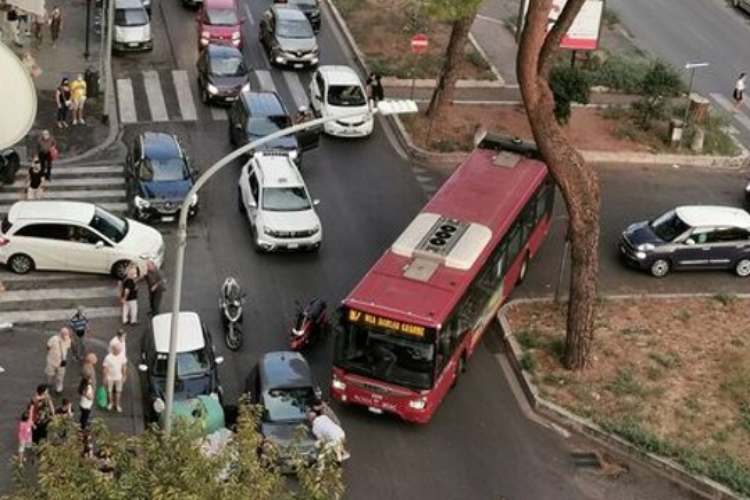 problemi-circolazione-sosta-selvaggia-tuttosuimotori.it