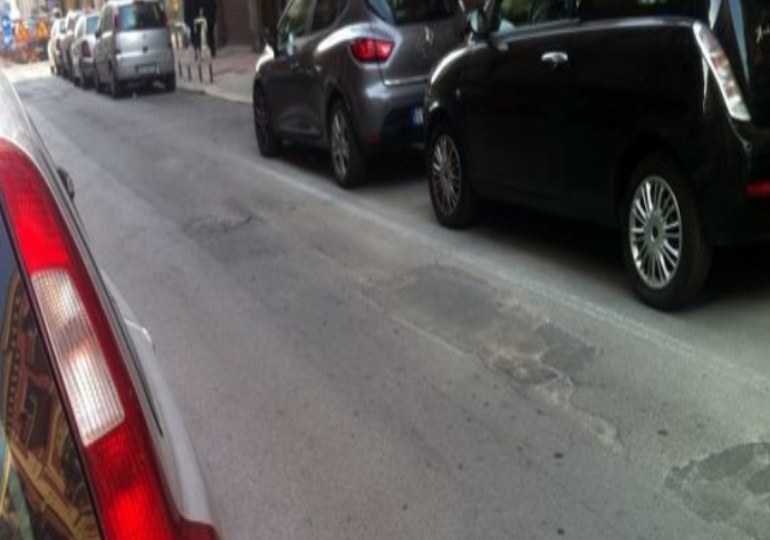 Strisce di parcheggio sbiadite