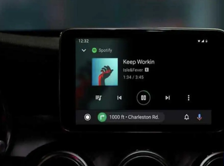 Ascoltare la musica in auto senza disturbare gli altri