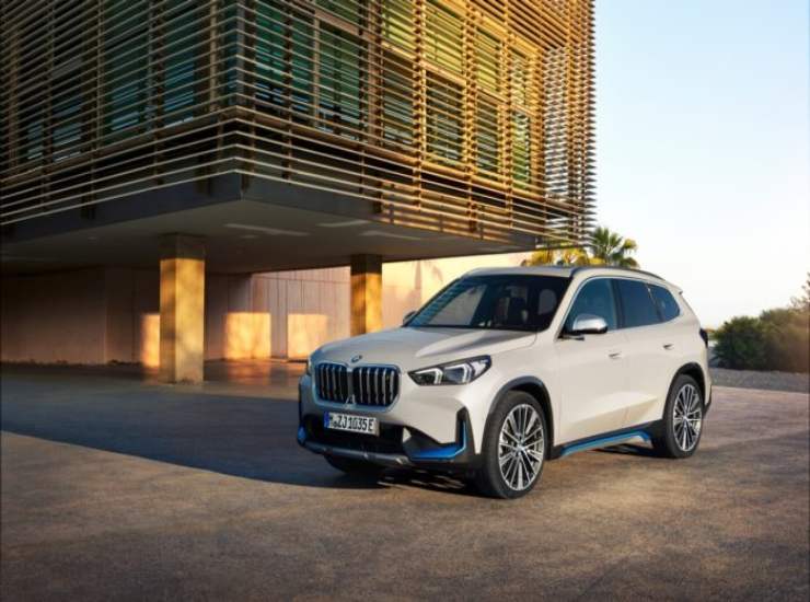 BMW iX1 xDrive30, potente e prestante su strada