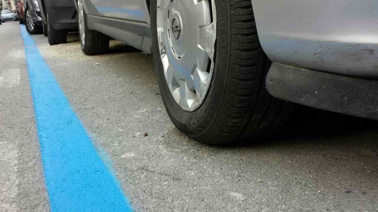 Come sostare gratuitamente nei parcheggi a striscia blu