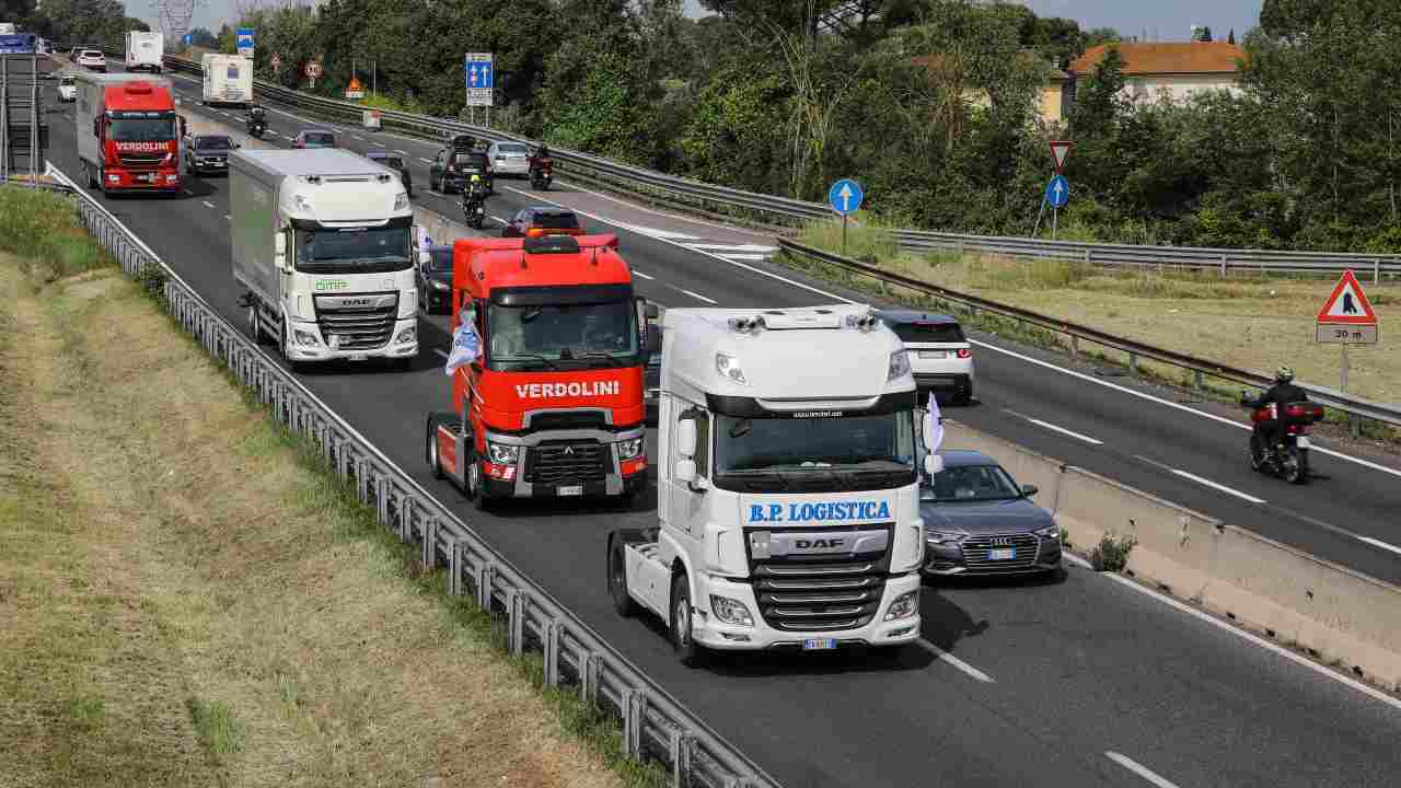 Corteo di camion sulla Firenze-Pisa-Livorno