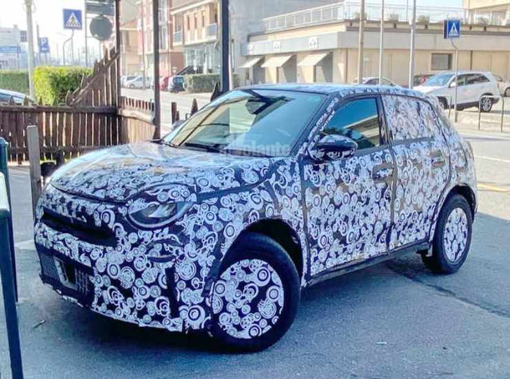 Foto spia del frontale del futuro B-SUV Fiat