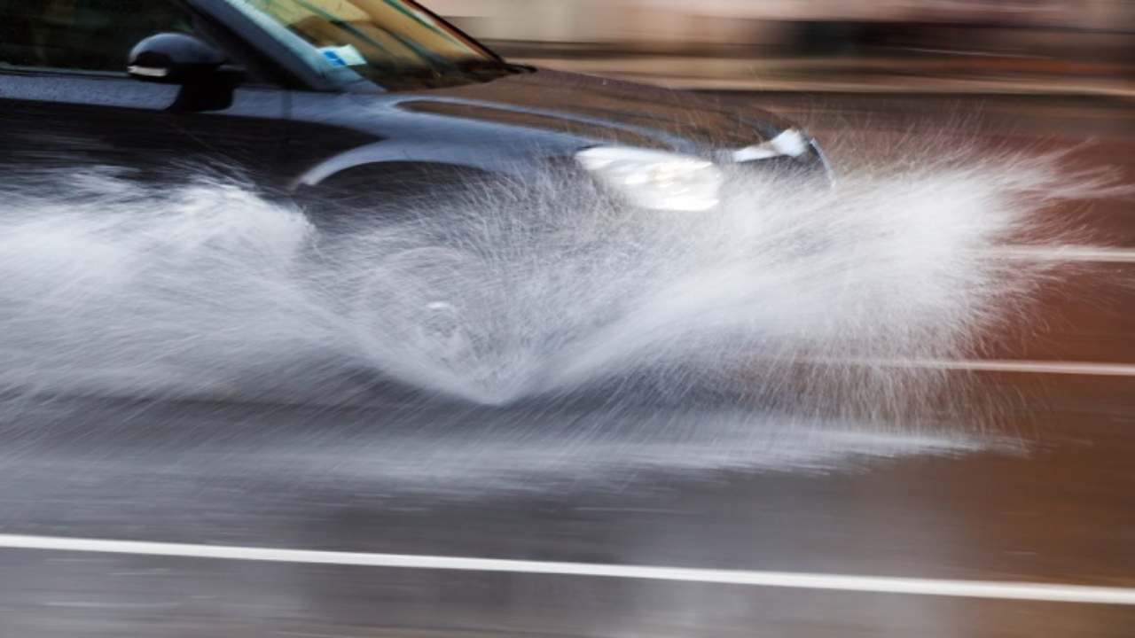 Guidare con la pioggia, i comportamenti corretti da adottare