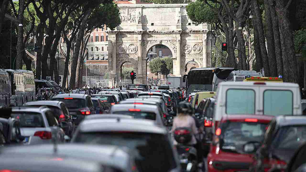 Il traffico cittadino, automobili e veicoli a due ruote