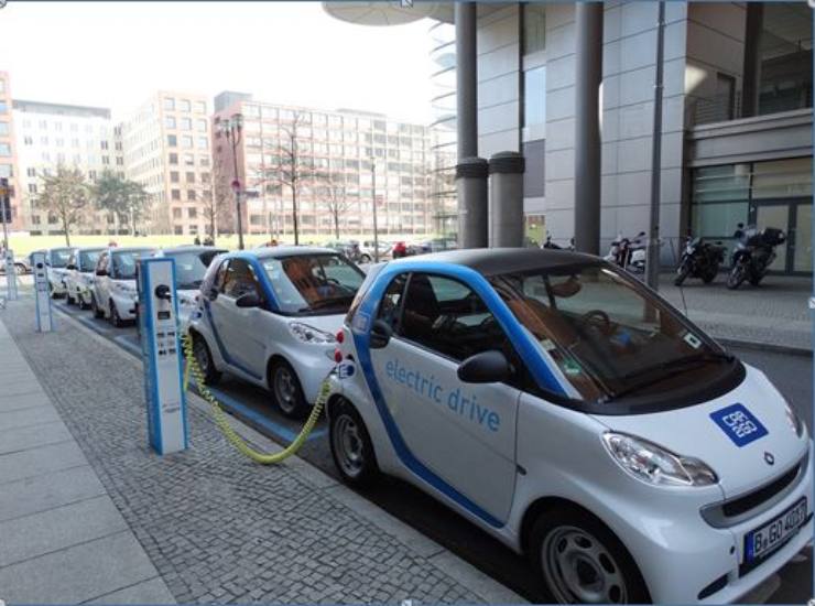 Parcheggi a strisce blu gratis per le auto elettriche
