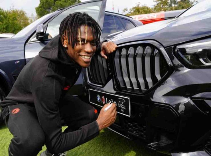 Rafael Leao e il suo SUV Bmw