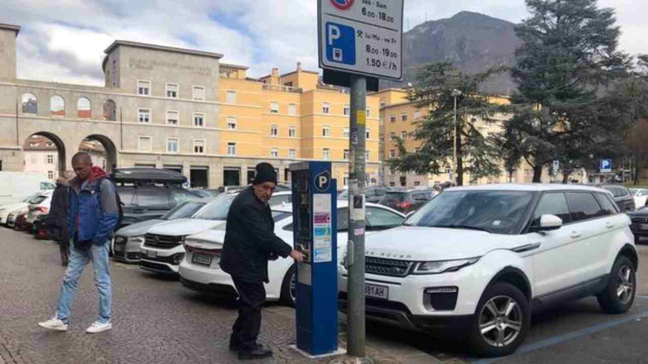 anziano-automobilista-al-parchimetro-tuttosuimotori.it