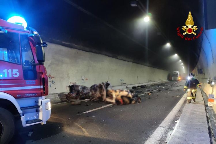 incidente-in-galleria-vigili-del-fuoco-tuttosuimotori.it