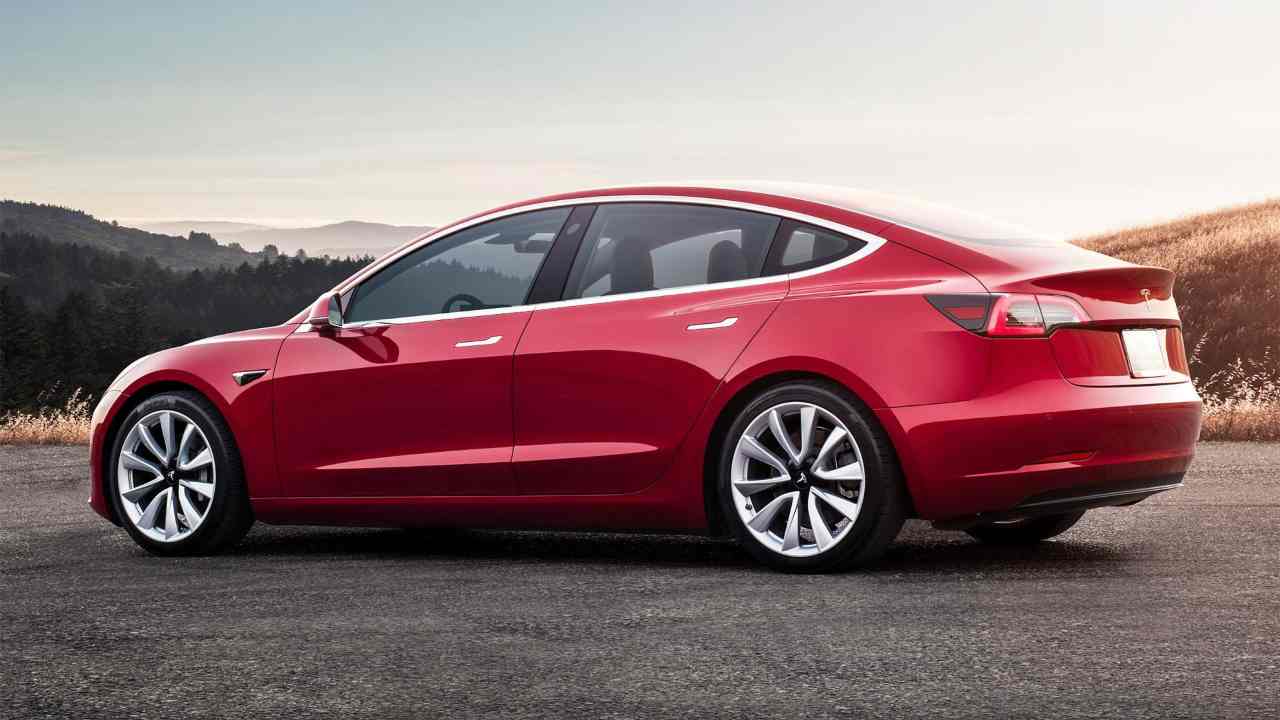 Tesla, un nuovo sorprendente taglio dei prezzi di listino, anche in Italia