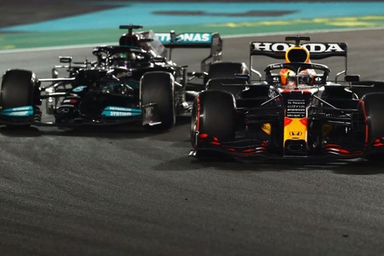 verstappen-supera-hamilton-tuttosuimotori.it