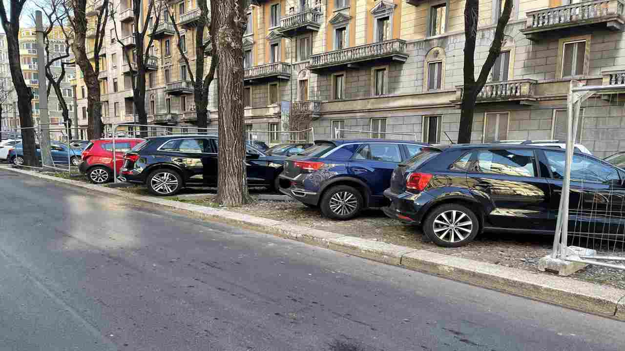 Parcheggiare lungo i marciapiedi, la norma del CdS
