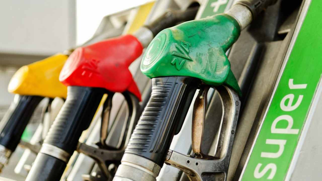 Prezzi in discesa per tutti i tipi di carburante