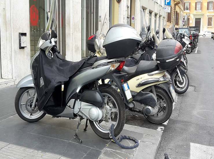 Sosta e fermata sul marciapiede, divieto, eccezioni e sanzioni