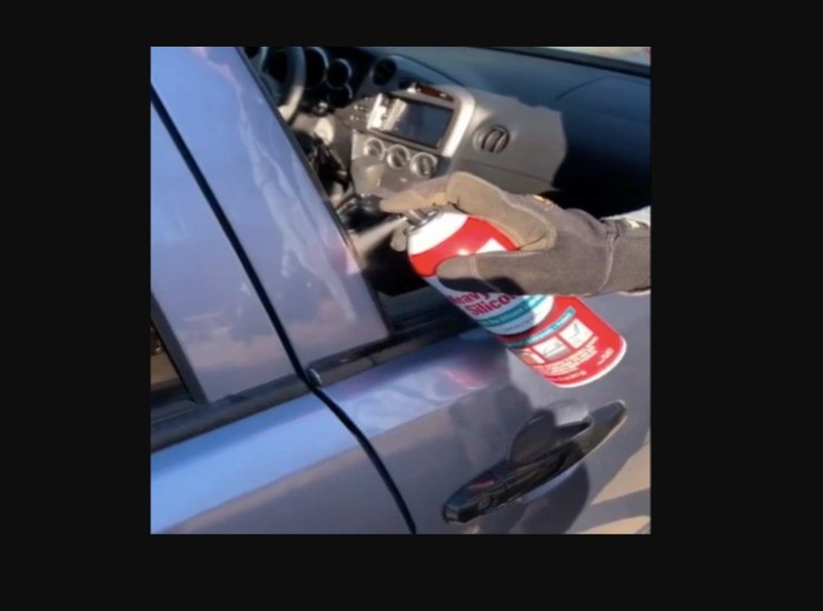 Lo spray al silicone per lubrificare la guida