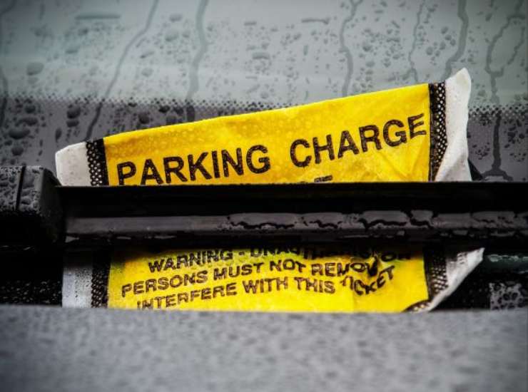 Segnalare i parcheggi illeciti, la proposta