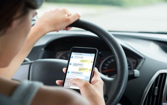 Cellulare alla guida, un'infrazione del Codice