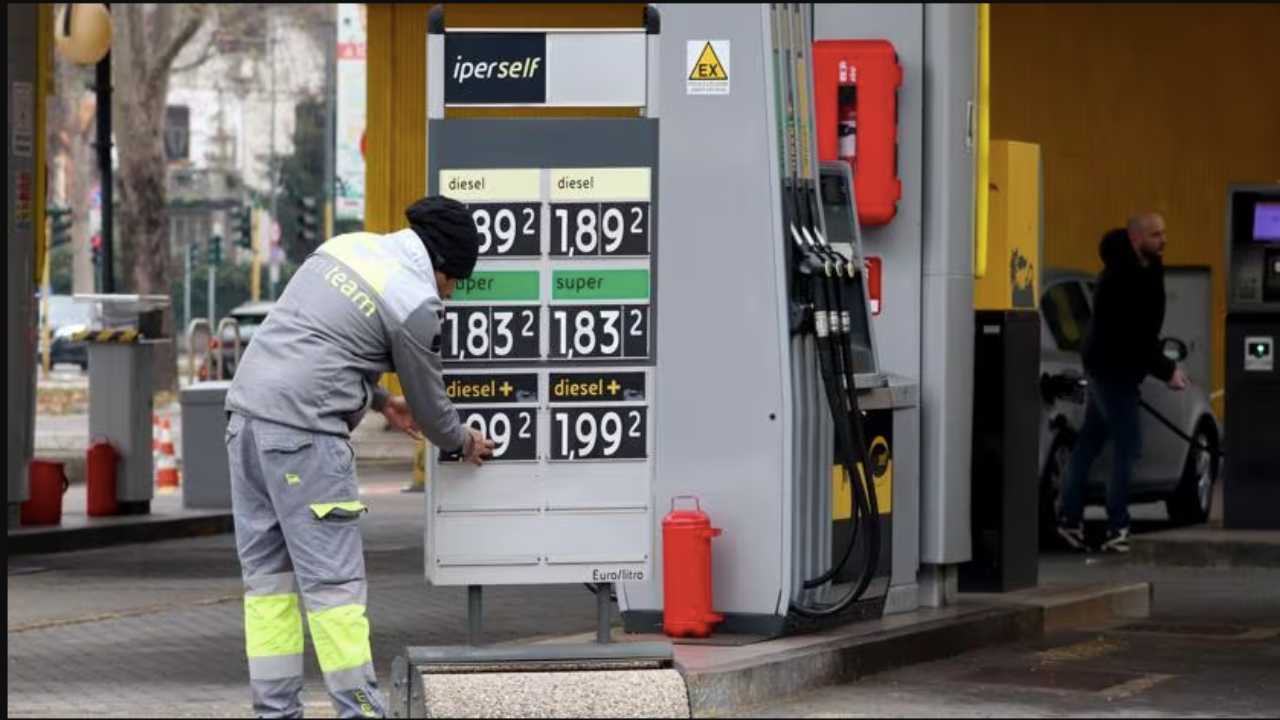 Obbligo di esporre i prezzi medi del carburante
