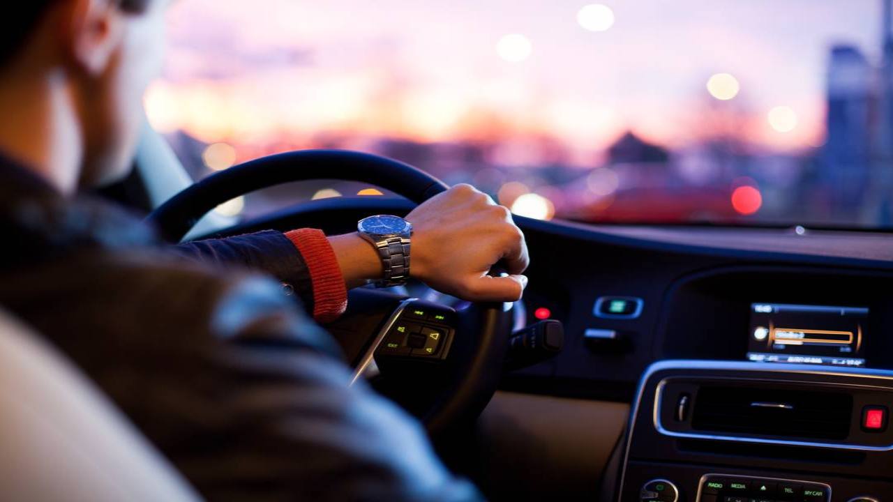 Quando si guida un'auto intestata a un'altra persona