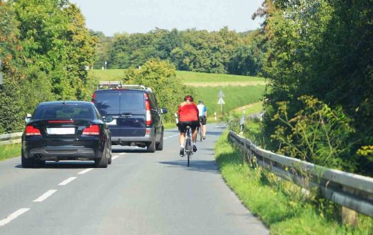 bicicletta_auto_ciclista_sorpasso-tuttosuimotori.it