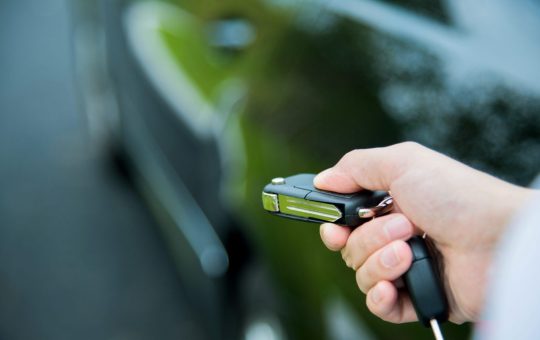 Una donna mentre apre con le chiavi la sua auto
