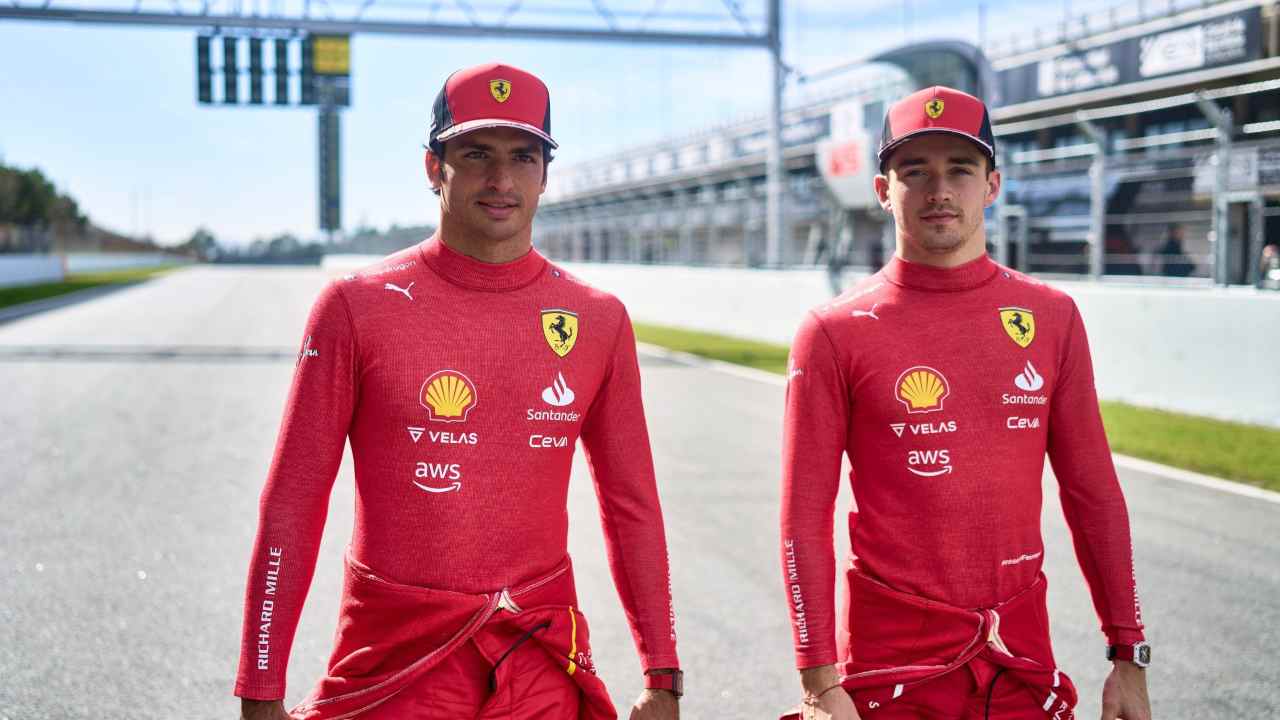 I due piloti Ferrai Sainz e Leclerc in pista