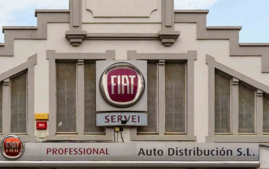 Logo Fiat su facciata