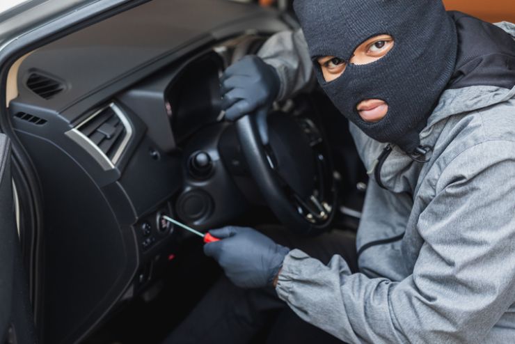 Un ladro tenta di rubare una macchina