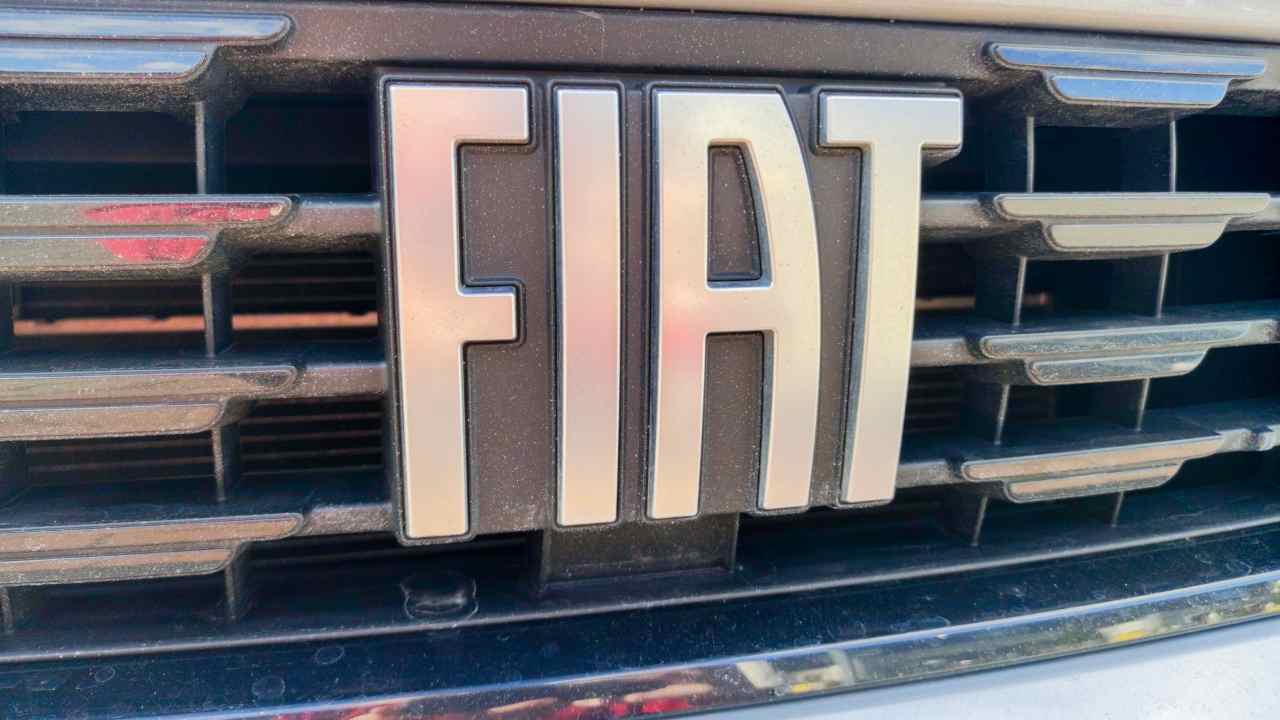 Logo Fiat fronte auto