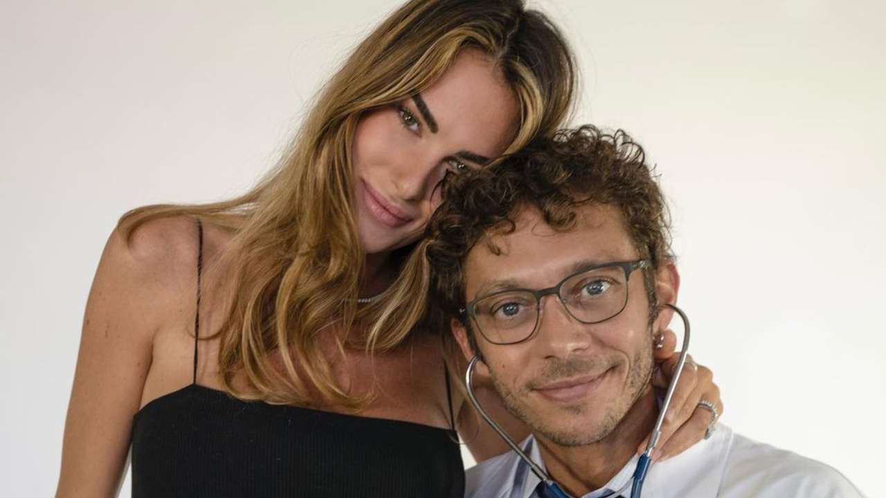 Valentino Rossi con la compagnia Sofia Novello