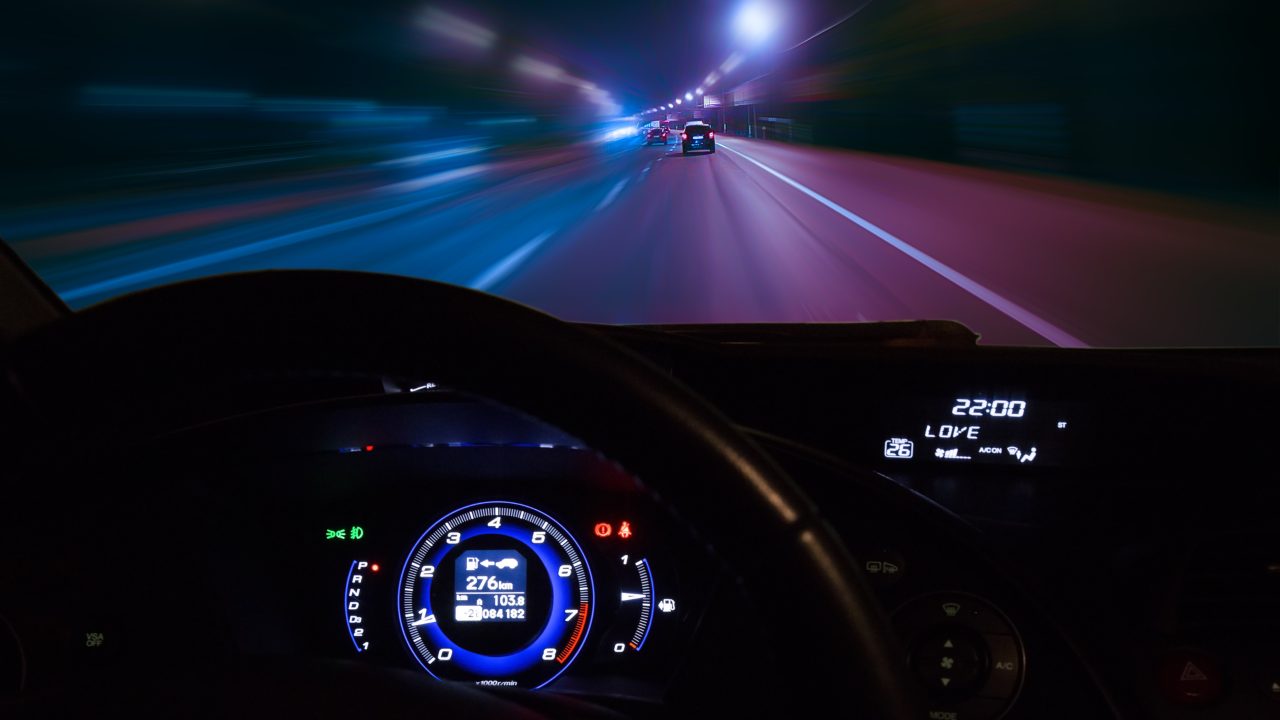 Auto in movimento di notte