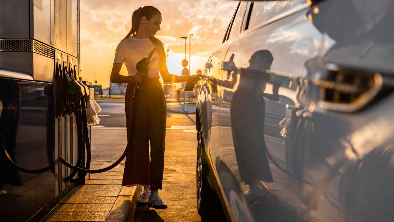 Una donna mentre fa benzina