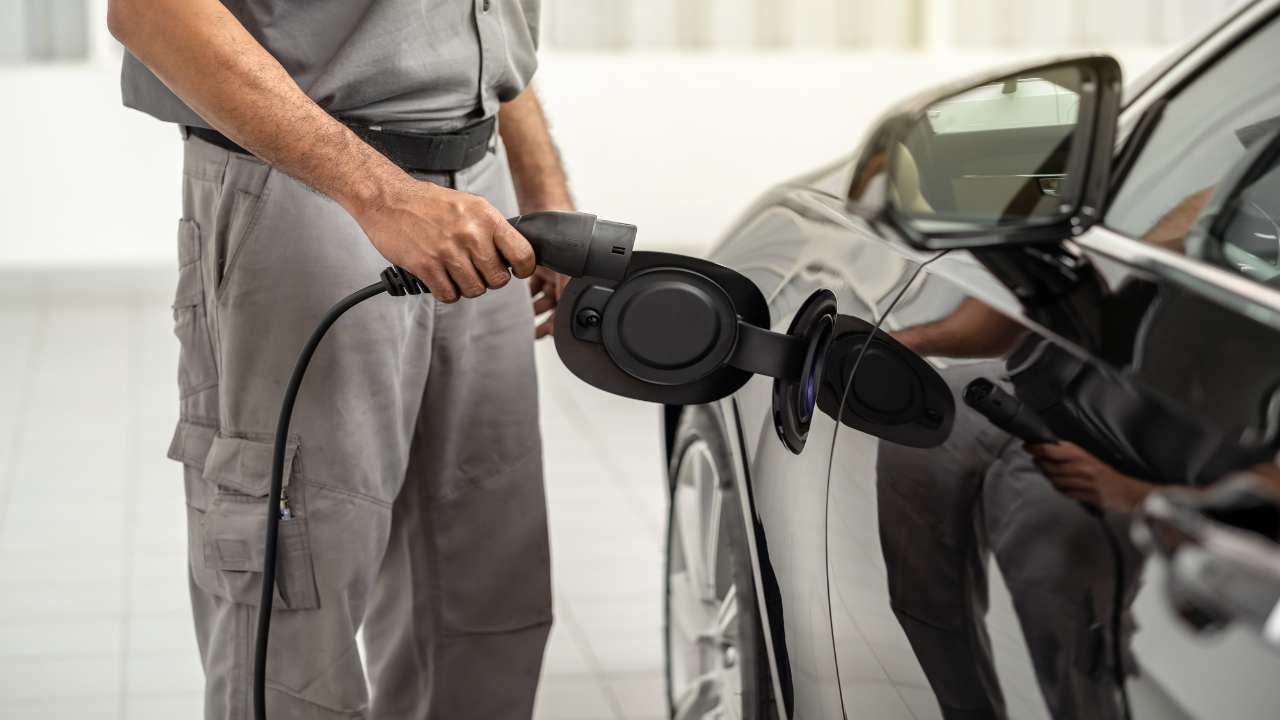 EV che ribalta - tuttosuimotori.it fonte Depositphotos