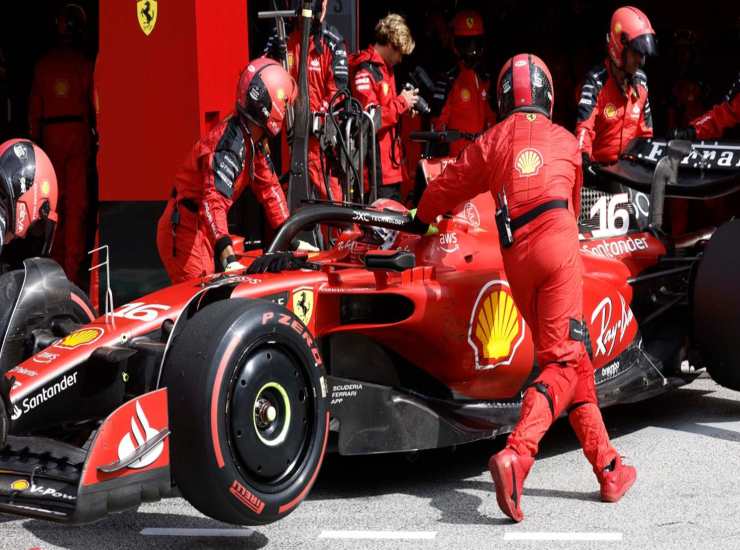 La scuderia Ferrari a lavoro