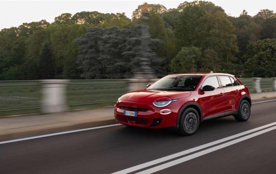 Nuova Fiat 600e RED su strada