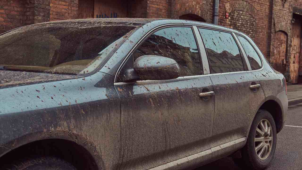Automobile sporca di terra e fango