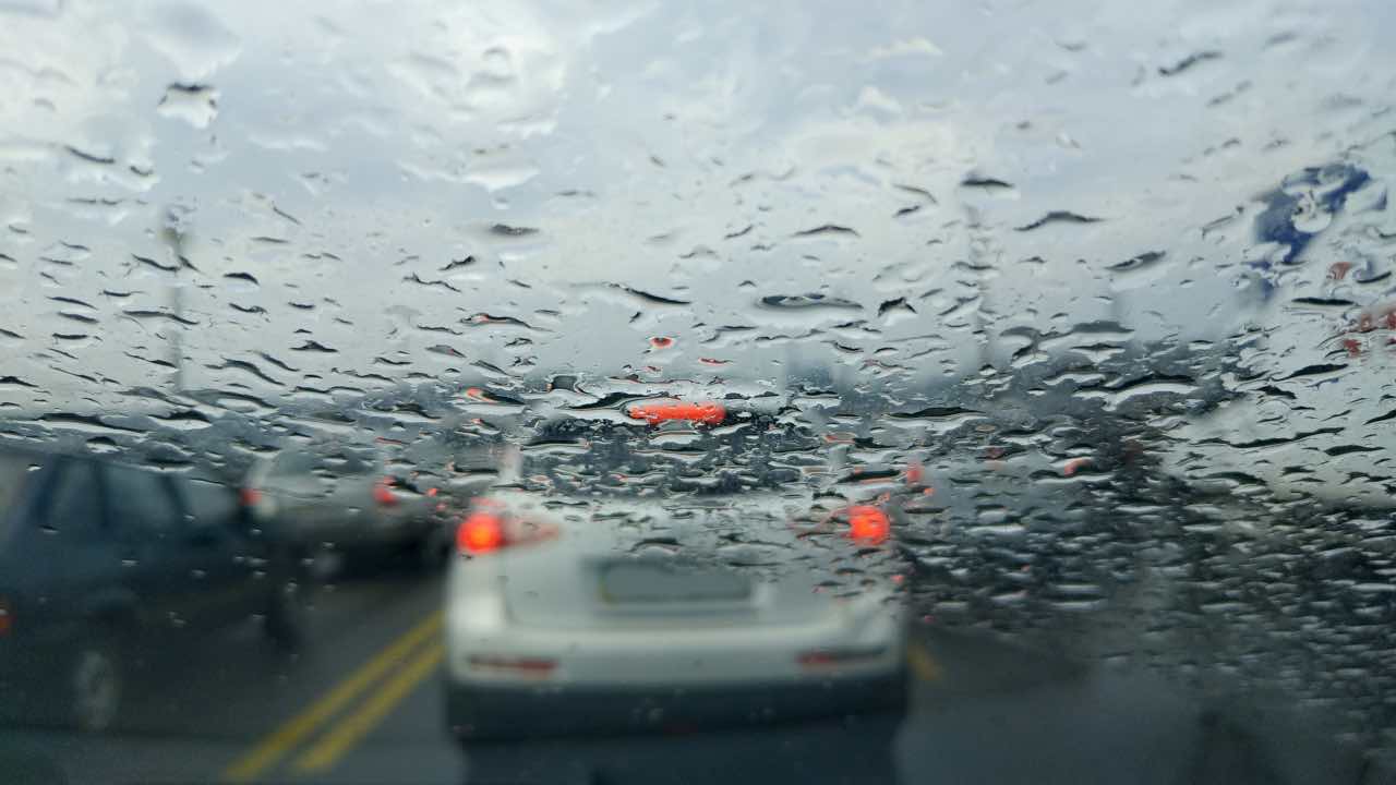 Guidare con la pioggia - Tuttosuimotori.it