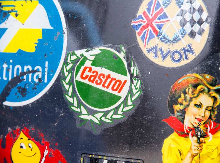 Vari tipi di adesivi auto