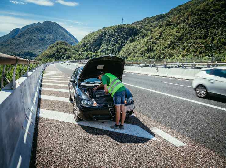 Corsia d'emergenza auto in panne