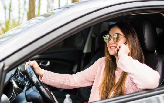Guida con smartphone - Tuttosuimotori.it