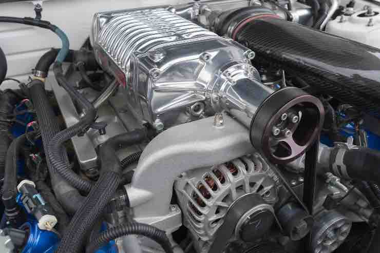 Motore V8 di una Mustang - tuttosuimotori.it