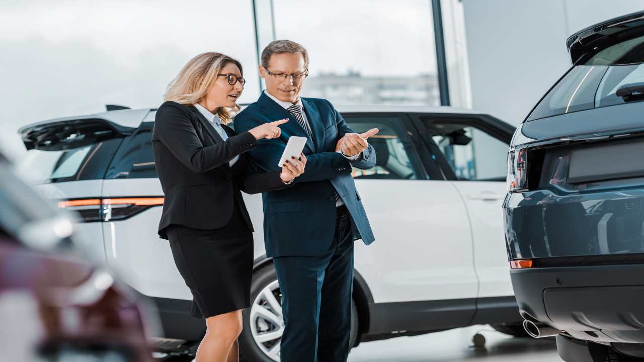Scegliere auto in concessionaria